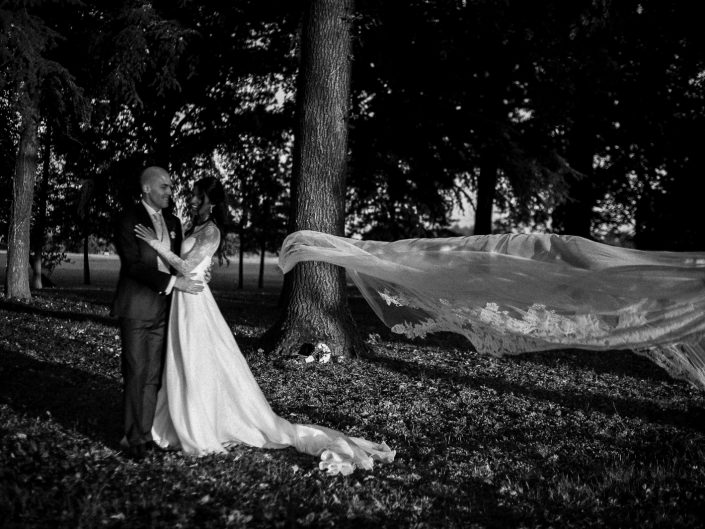 Wedding Photographer for a classical and sophisticated event from the historical heart of Bologna city center to a beautiful villa in the luxuriant countryside with triumph of white roses decoration.